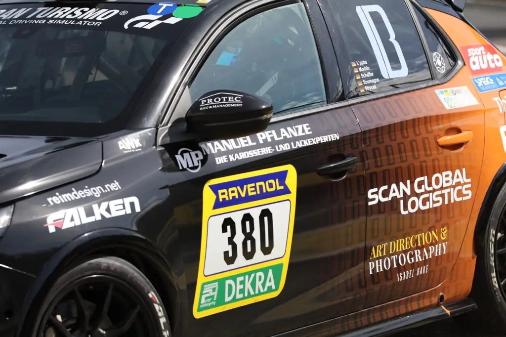 BITTER Corsa im Fahrerlager der NLS 2026 mit Sponsoring von Protec Bau & Management