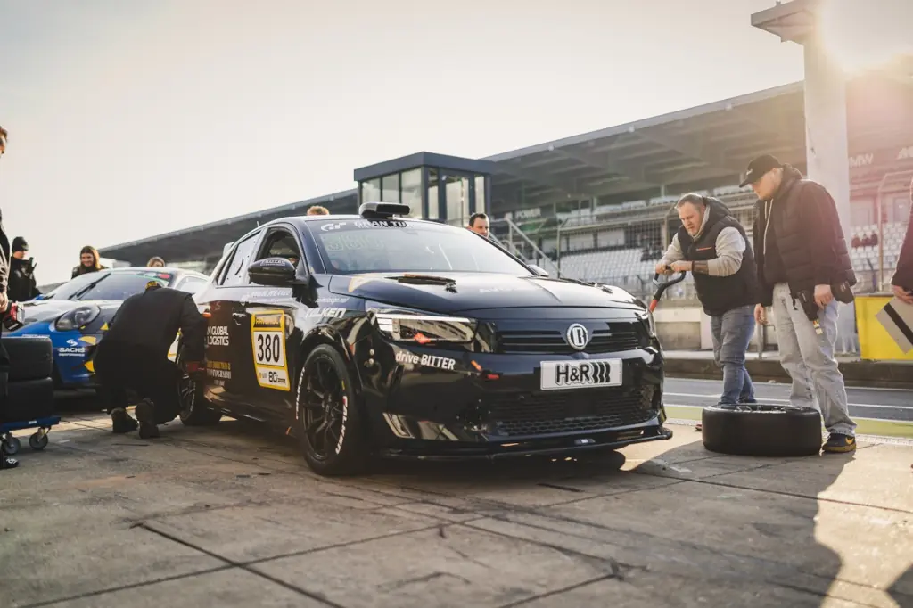 BITTER Corsa Startnummer 380 von Bitter Motorsport in der Boxengasse am Nürburgring